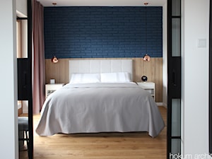 Apartament nad wodą, 90m2 - Średnia biała niebieska sypialnia, styl industrialny - zdjęcie od Hokum Architekci