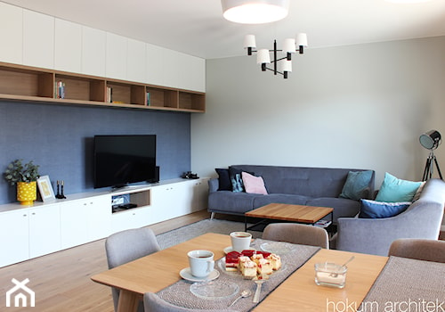 Przytulne mieszkanie, 73m2 - Mały szary salon z jadalnią, styl skandynawski - zdjęcie od Hokum Architekci
