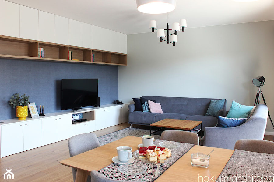 Przytulne mieszkanie, 73m2 - Mały szary salon z jadalnią, styl skandynawski - zdjęcie od Hokum Architekci