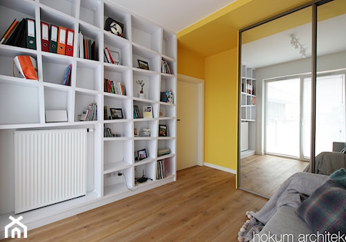 Kolorowy minimalizm, 95m2 - Średnie z sofą białe żółte biuro, styl nowoczesny - zdjęcie od Hokum Architekci