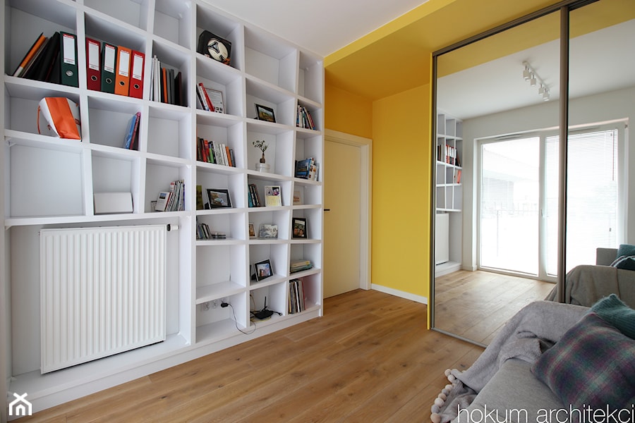 Kolorowy minimalizm, 95m2 - Średnie z sofą białe żółte biuro, styl nowoczesny - zdjęcie od Hokum Architekci
