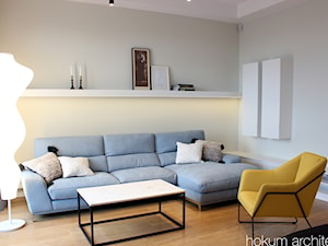 Apartament na 8 piętrze, 76m2 - Średni biały salon, styl nowoczesny - zdjęcie od Hokum Architekci