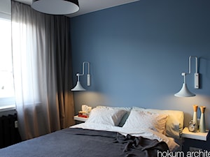 Kolorowe mieszkanie 55m2 - Mała niebieska sypialnia, styl skandynawski - zdjęcie od Hokum Architekci