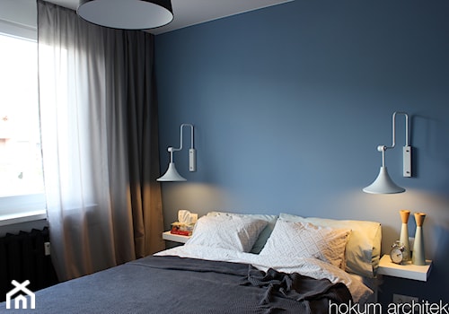 Kolorowe mieszkanie 55m2 - Mała niebieska sypialnia, styl skandynawski - zdjęcie od Hokum Architekci