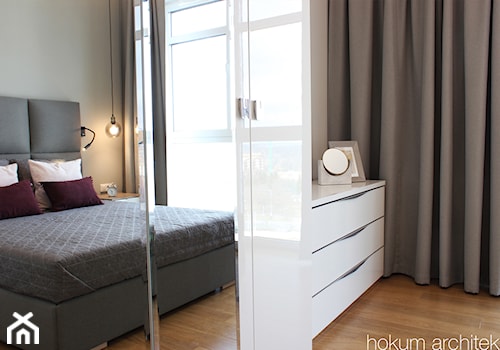 Apartament na 8 piętrze, 76m2 - Mała beżowa sypialnia z balkonem / tarasem, styl nowoczesny - zdjęcie od Hokum Architekci