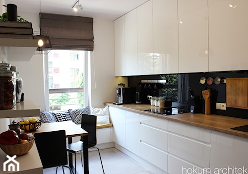 Apartament dla dwojga 81m2 - Mała zamknięta biała z zabudowaną lodówką kuchnia w kształcie litery u z oknem, styl nowoczesny - zdjęcie od Hokum Architekci