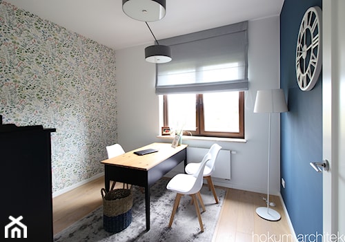 Dom w okolicach Warszawy, 250m2 - Średnie w osobnym pomieszczeniu białe niebieskie biuro, styl nowoczesny - zdjęcie od Hokum Architekci