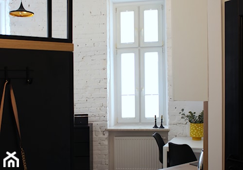 Małe mieszkanie z antresolą, 20m2. - Średni biały hol / przedpokój, styl industrialny - zdjęcie od Hokum Architekci