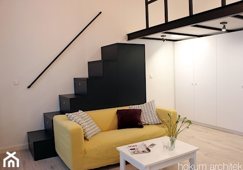 Mieszkanie z antresolą 37m2 - Mały biały salon, styl industrialny - zdjęcie od Hokum Architekci
