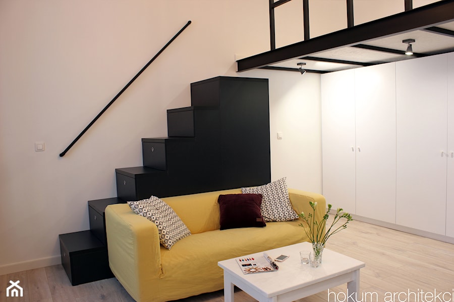 Mieszkanie z antresolą 37m2 - Mały biały salon, styl industrialny - zdjęcie od Hokum Architekci