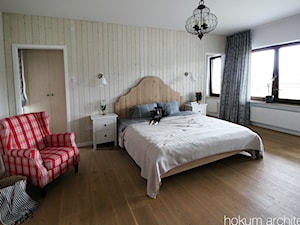 Dom w okolicach Warszawy, 250m2 - Duża biała sypialnia, styl nowoczesny - zdjęcie od Hokum Architekci