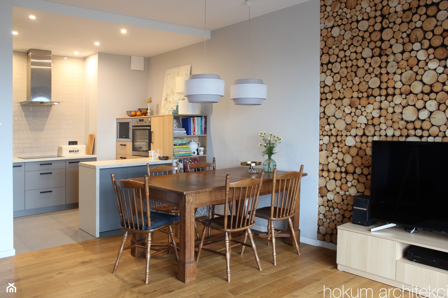 Mieszkanie w leśnym stylu, 80m2 - Średni szary salon z kuchnią z jadalnią z bibiloteczką, styl skandynawski - zdjęcie od Hokum Architekci - Homebook