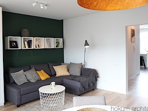 Kolorowe mieszkanie 55m2 - Średni biały zielony salon z jadalnią, styl skandynawski - zdjęcie od Hokum Architekci