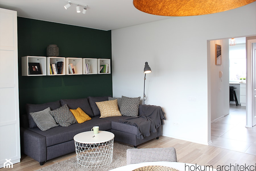 Kolorowe mieszkanie 55m2 - Średni biały zielony salon z jadalnią, styl skandynawski - zdjęcie od Hokum Architekci