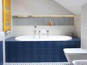 Cały dom (bryła+wnętrze) 190m2 - Mała na poddaszu łazienka, styl skandynawski - zdjęcie od Hokum Architekci