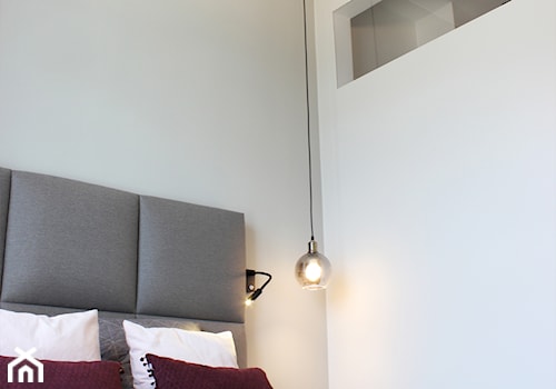 Apartament na 8 piętrze, 76m2 - Mała biała szara sypialnia, styl nowoczesny - zdjęcie od Hokum Architekci