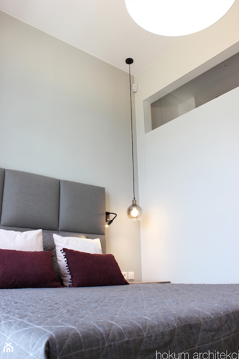 Apartament na 8 piętrze, 76m2 - Mała biała szara sypialnia, styl nowoczesny - zdjęcie od Hokum Architekci