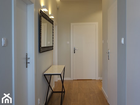 Aranżacje wnętrz - Hol / Przedpokój: Apartament na 8 piętrze, 76m2 - Duży szary hol / przedpokój, styl nowoczesny - Hokum Architekci. Przeglądaj, dodawaj i zapisuj najlepsze zdjęcia, pomysły i inspiracje designerskie. W bazie mamy już prawie milion fotografii!