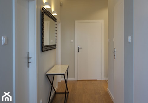 Apartament na 8 piętrze, 76m2 - Duży szary hol / przedpokój, styl nowoczesny - zdjęcie od Hokum Architekci