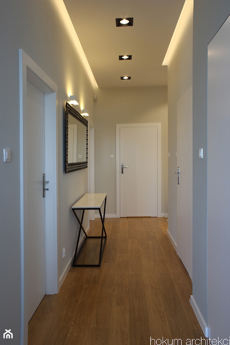 Apartament na 8 piętrze, 76m2 - Duży szary hol / przedpokój, styl nowoczesny - zdjęcie od Hokum Architekci