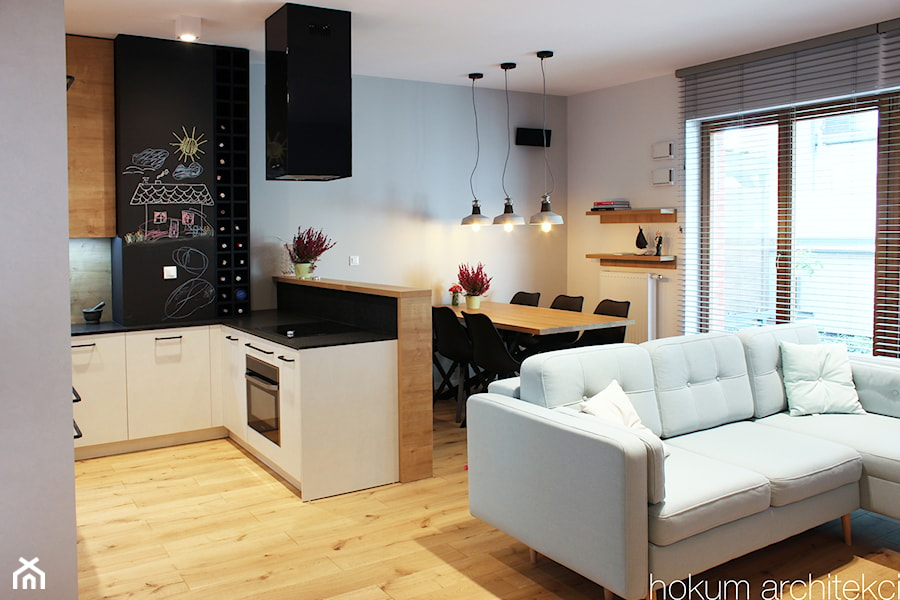 Mieszkanie na Pradze, 78m2 - Szary salon z kuchnią z jadalnią, styl industrialny - zdjęcie od Hokum Architekci