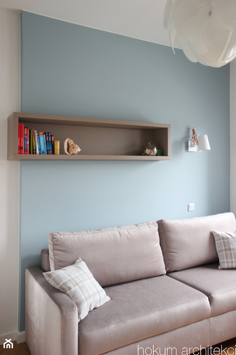 Mieszkanie z widokiem na wodę, 70m2 - Małe z sofą niebieskie biuro, styl skandynawski - zdjęcie od Hokum Architekci