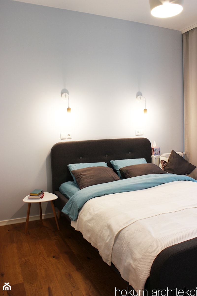 Mieszkanie w odcieniach błękitu 43m2 - Średnia biała niebieska sypialnia, styl skandynawski - zdjęcie od Hokum Architekci