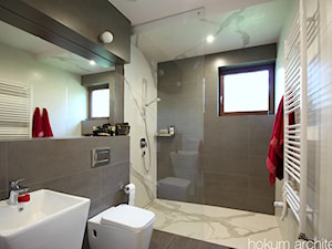 Dom w Izabelinie, 400m2 - Mała łazienka z oknem, styl nowoczesny - zdjęcie od Hokum Architekci
