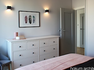 Przytulne mieszkanie, 73m2 - Mała szara sypialnia, styl skandynawski - zdjęcie od Hokum Architekci