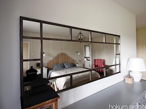 Dom w okolicach Warszawy, 250m2 - Średnia biała sypialnia, styl nowoczesny - zdjęcie od Hokum Architekci
