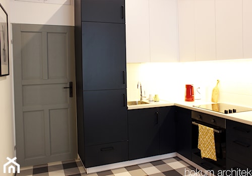 Mieszkanie z antresolą 37m2 - Mała zamknięta biała z zabudowaną lodówką z nablatowym zlewozmywakiem kuchnia w kształcie litery l, styl skandynawski - zdjęcie od Hokum Architekci