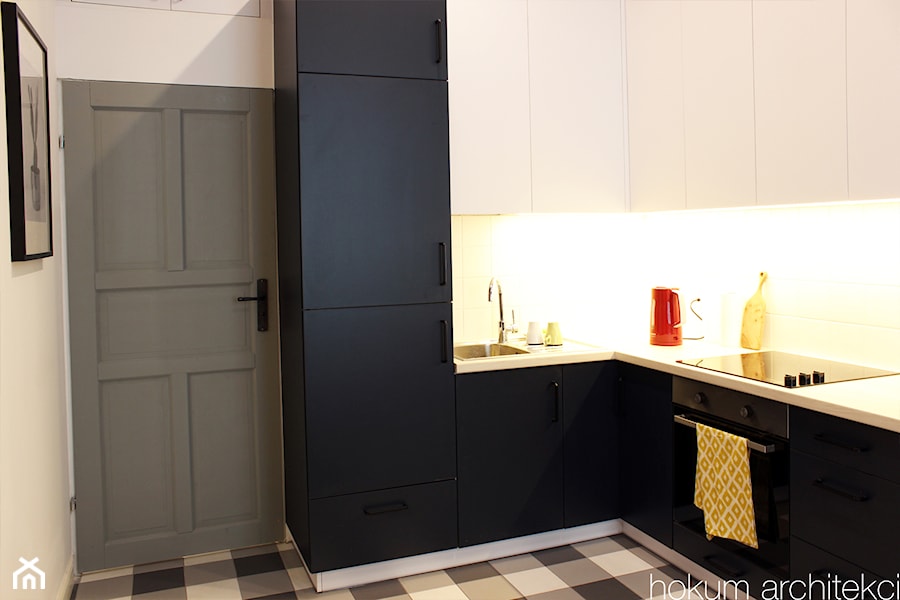 Mieszkanie z antresolą 37m2 - Mała zamknięta biała z zabudowaną lodówką z nablatowym zlewozmywakiem kuchnia w kształcie litery l, styl skandynawski - zdjęcie od Hokum Architekci