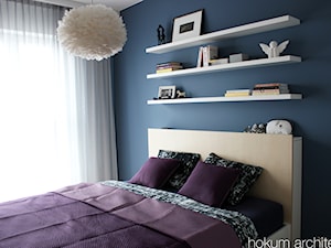Mieszkanie w leśnym stylu, 80m2 - Średnia niebieska sypialnia, styl skandynawski - zdjęcie od Hokum Architekci