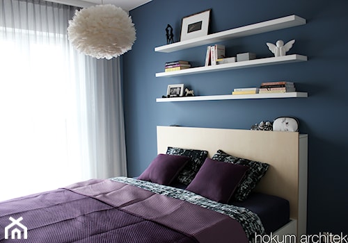 Mieszkanie w leśnym stylu, 80m2 - Średnia niebieska sypialnia, styl skandynawski - zdjęcie od Hokum Architekci