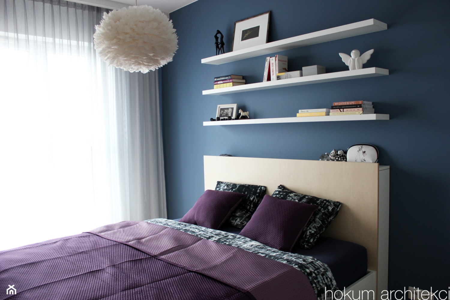 Mieszkanie w leśnym stylu, 80m2 - Średnia niebieska sypialnia, styl skandynawski - zdjęcie od Hokum Architekci - Homebook