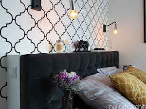 Apartament dla dwojga 81m2 - Średnia biała sypialnia, styl glamour - zdjęcie od Hokum Architekci