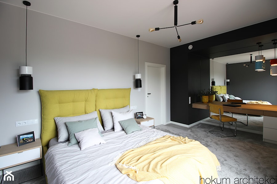 Kolorowy minimalizm, 95m2 - Średnia czarna szara z biurkiem sypialnia, styl nowoczesny - zdjęcie od Hokum Architekci