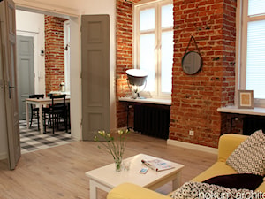 Mieszkanie z antresolą 37m2 - Mały biały salon, styl skandynawski - zdjęcie od Hokum Architekci