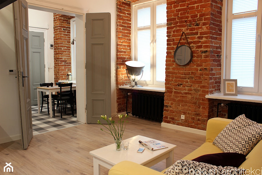 Mieszkanie z antresolą 37m2 - Mały biały salon, styl skandynawski - zdjęcie od Hokum Architekci