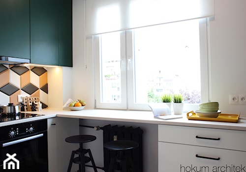 Kolorowe mieszkanie 55m2 - Mała zamknięta z kamiennym blatem biała z zabudowaną lodówką kuchnia w kształcie litery l z oknem, styl skandynawski - zdjęcie od Hokum Architekci