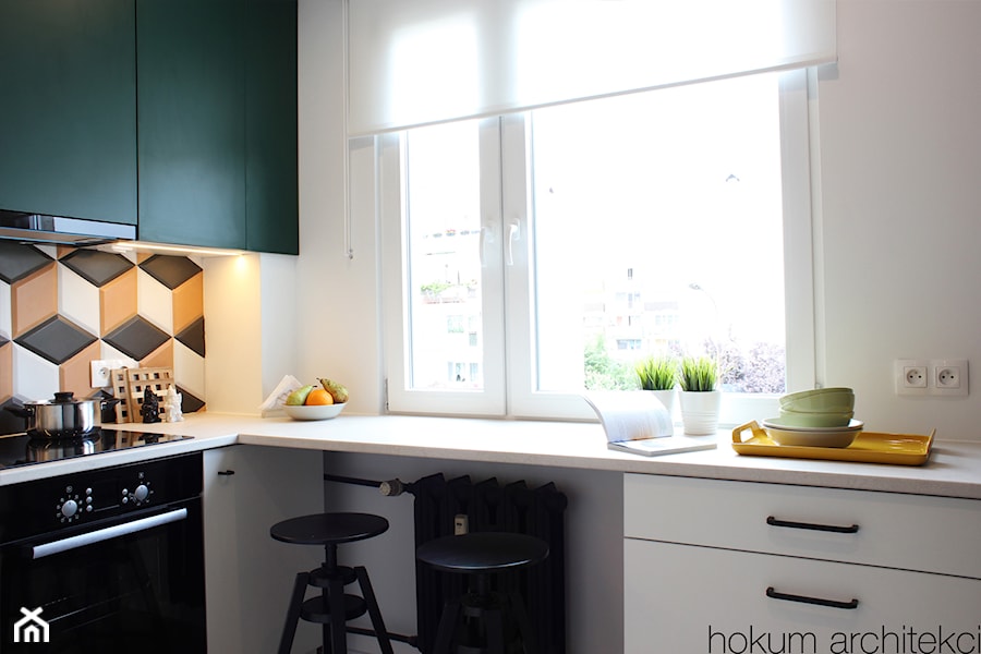 Kolorowe mieszkanie 55m2 - Mała zamknięta z kamiennym blatem biała z zabudowaną lodówką kuchnia w kształcie litery l z oknem, styl skandynawski - zdjęcie od Hokum Architekci