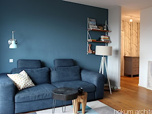 Mieszkanie w leśnym stylu, 80m2 - Mały biały niebieski salon, styl skandynawski - zdjęcie od Hokum Architekci