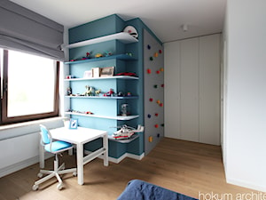Dom w okolicach Warszawy, 250m2 - Średni biały niebieski pokój dziecka dla dziecka dla chłopca, styl nowoczesny - zdjęcie od Hokum Architekci