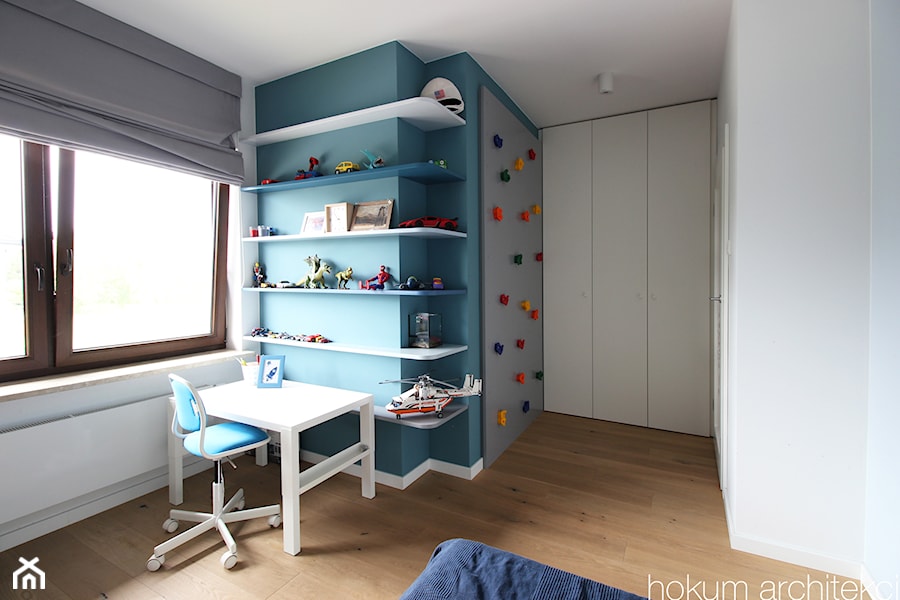 Dom w okolicach Warszawy, 250m2 - Średni biały niebieski pokój dziecka dla dziecka dla chłopca, styl nowoczesny - zdjęcie od Hokum Architekci