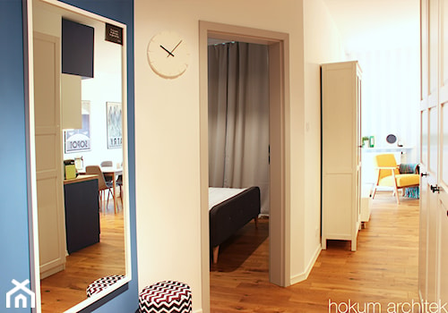 Mieszkanie w odcieniach błękitu 43m2 - Średni beżowy niebieski hol / przedpokój, styl skandynawski - zdjęcie od Hokum Architekci
