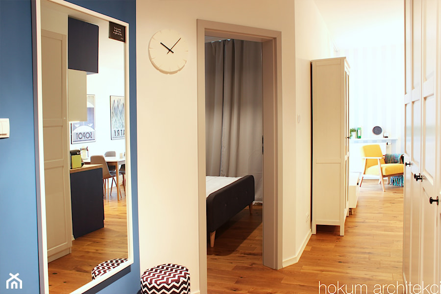Mieszkanie w odcieniach błękitu 43m2 - Średni beżowy niebieski hol / przedpokój, styl skandynawski - zdjęcie od Hokum Architekci