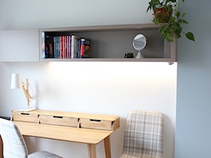 Mieszkanie z widokiem na wodę, 70m2 - Małe w osobnym pomieszczeniu z sofą białe szare biuro, styl skandynawski - zdjęcie od Hokum Architekci