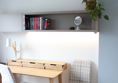 Mieszkanie z widokiem na wodę, 70m2 - Małe w osobnym pomieszczeniu z sofą białe szare biuro, styl skandynawski - zdjęcie od Hokum Architekci