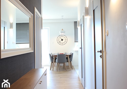 Przytulne mieszkanie, 73m2 - Średni czarny szary hol / przedpokój, styl skandynawski - zdjęcie od Hokum Architekci