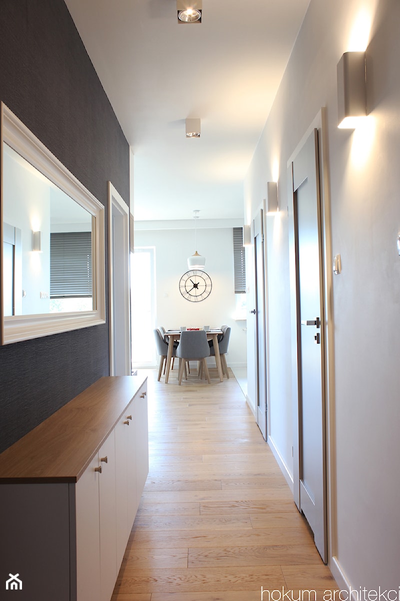 Przytulne mieszkanie, 73m2 - Średni czarny szary hol / przedpokój, styl skandynawski - zdjęcie od Hokum Architekci